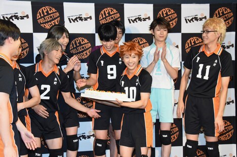 烏野キャストからサプライズを受け、喜ぶ須賀健太（中央）。