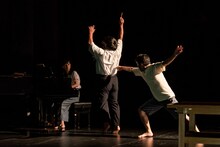 壁ノ花団 第13回公演「ニューヘアスタイルイズグッド」より。（撮影：井上嘉和）