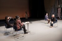 「老いと演劇」OiBokkeShiの「ポータブルトイレットシアター」より。（撮影：南方幹）