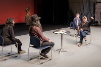 「老いと演劇」OiBokkeShiの「ポータブルトイレットシアター」より。（撮影：南方幹）