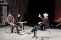 「老いと演劇」OiBokkeShiの「ポータブルトイレットシアター」より。（撮影：南方幹）