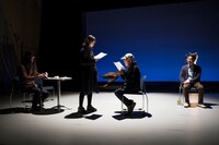 「老いと演劇」OiBokkeShiの「ポータブルトイレットシアター」より。（撮影：南方幹）