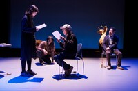 「老いと演劇」OiBokkeShiの「ポータブルトイレットシアター」より。（撮影：南方幹）