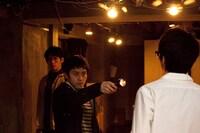 平泳ぎ本店 第5回公演「この戯曲を演じる者に永遠の呪いあれ」より。（撮影：北原美喜男）