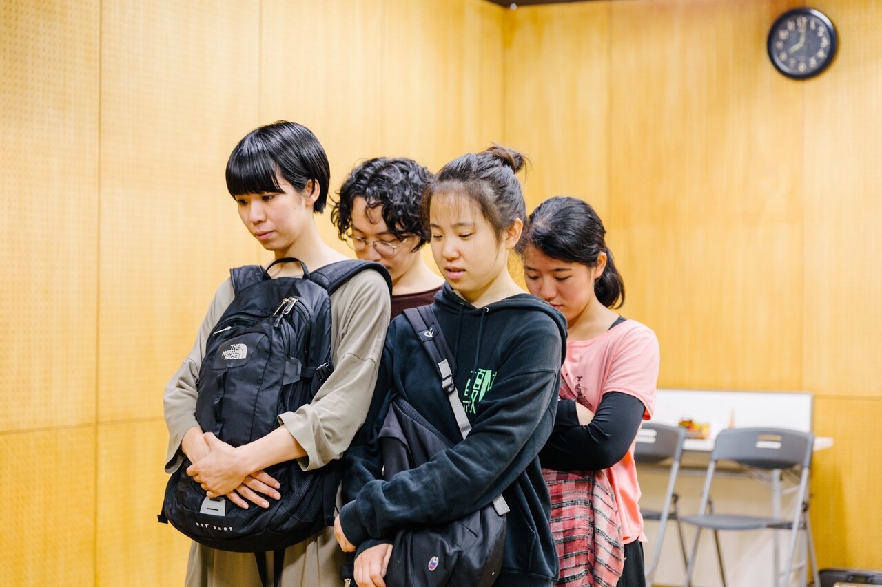 “ここ”と“そこ”の隔たりを見つめる、ひとごと。「そこに立つ」