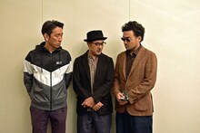 前野健太（写真右）が握り締めている手ぬぐいを見つめる岩井秀人（左）と松尾スズキ（中央）。