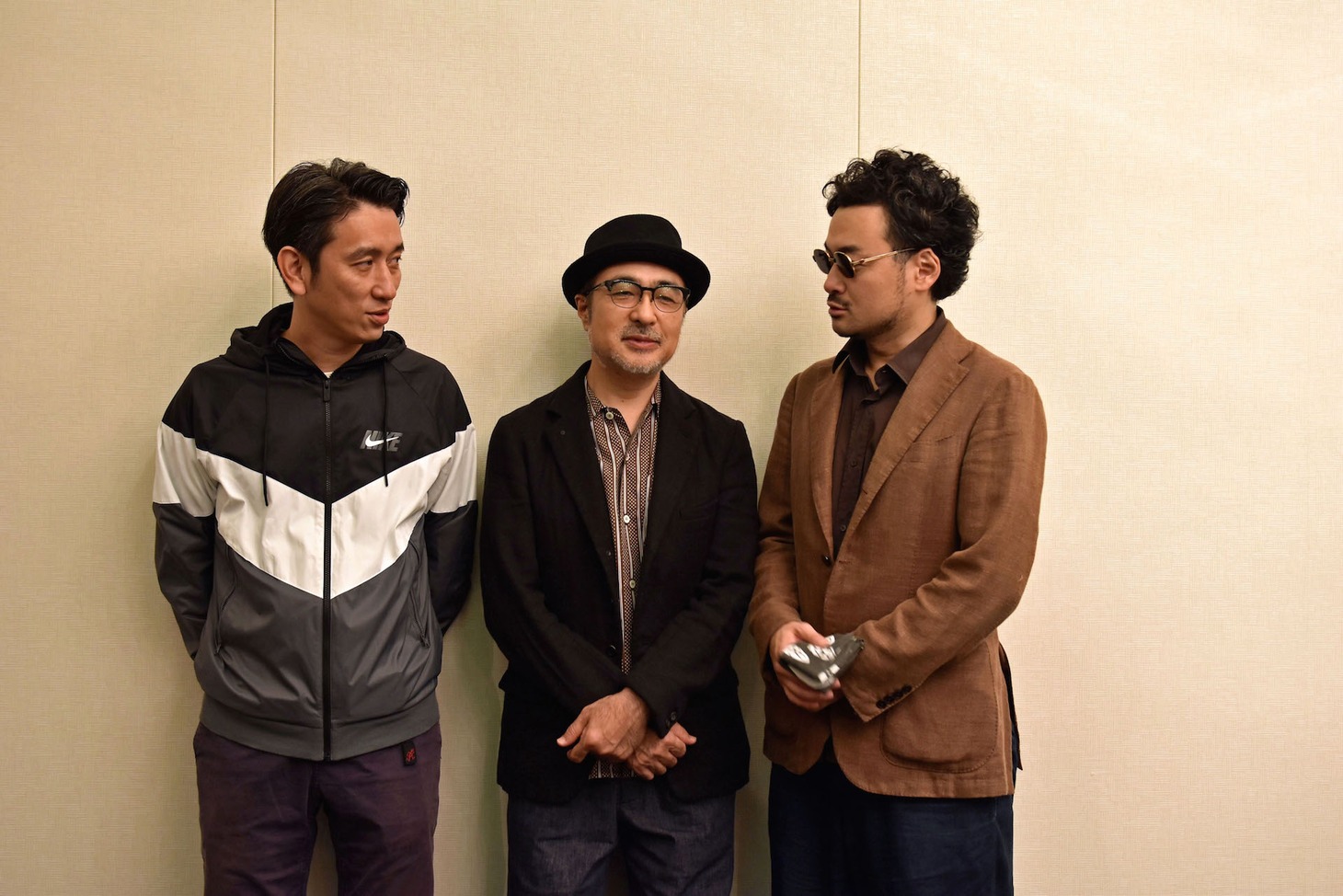 左から岩井秀人、松尾スズキ、前野健太。