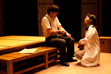 タテヨコ企画 第35回公演「美しい村」より。（撮影：神山靖弘）