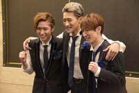 「愛と青春キップ」囲み取材より、左から阿部亮平（Snow Man / ジャニーズJr.）、岩本照（Snow Man / ジャニーズJr.）、渡辺翔太（Snow Man / ジャニーズJr.）。