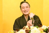 記者から当日の装いについて尋ねられ、中学1年か2年のときに父から褒美に贈られたという腕時計を「いつも着けている物ですが」と紹介する片岡仁左衛門。