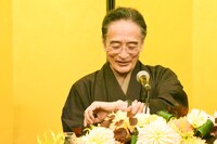 父から贈られた腕時計を見つめる片岡仁左衛門。