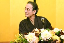 記者の質問を一つひとつ丁寧に確認する片岡仁左衛門。