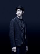 兵士ほか役を務める野坂弘。