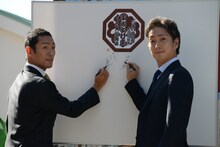 「18代目中村勘三郎丈を偲ぶ集まり」より。寄せ書きをする2人。