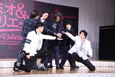 「世界の王」を披露する面々。