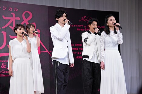 「エメ」を披露する面々。