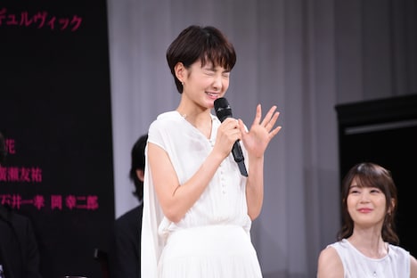 緊張した様子で挨拶する葵わかな（中央）。