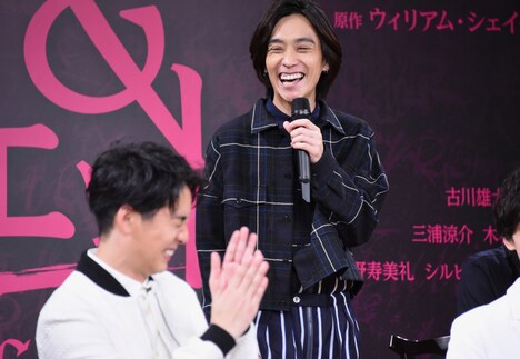 くしゃみを連発してしまい謝罪する大野拓朗（左）と、笑顔で大野を気遣う平間壮一（右）。