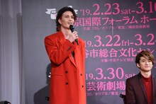 「自分でもびっくりするくらい真っ赤なコートを着ています」と自己紹介する廣瀬友祐。