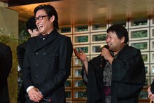 司会者からのクイズに「台本に答えが書いてあるんだから、わからなきゃおかしい」と、東山義久（左）を指す荻田浩一（右）。