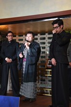 着物姿で挨拶する荻田浩一（中央）。