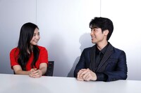 左から関根麻里、海宝直人。