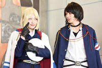 注目ポイントに星川翡翠の眼を挙げ、「この眼を現実でここまで表現できるのはゆづ（星元）だけ。『こんなになじむのか』ってところを生で見てほしい」と語る杉江大志（右）、眼をアピールする星元裕月（左）。