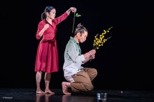 伊藤郁女・森山未來「Is it worth to save us?」より。（photo by bozzo）