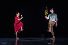 伊藤郁女・森山未來「Is it worth to save us?」より。（photo by bozzo）