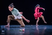 伊藤郁女・森山未來「Is it worth to save us?」より。（photo by bozzo）