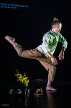 伊藤郁女・森山未來「Is it worth to save us?」より。（photo by bozzo）