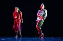 伊藤郁女・森山未來「Is it worth to save us?」より。（photo by bozzo）