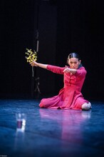 伊藤郁女・森山未來「Is it worth to save us?」より。（photo by bozzo）