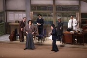 11月新派特別公演「犬神家の一族」より。前列左から喜多村緑郎演じる金田一耕助、佐藤B作演じる橘警察署長。