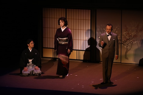 河合雪之丞演じる犬神梅子（中央）。