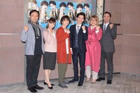「キャッシュ・オン・デリバリー Cash on Delivery」囲み取材より、左から野坂実、菜那くらら、佐久間大介（Snow Man / ジャニーズJr.）、深澤辰哉（Snow Man / ジャニーズJr.）、原扶貴子、清水順二。