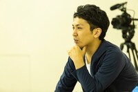 「フェスティバル/トーキョー18」主催プログラム ドキュントメント「Changes」撮影の様子。山本卓卓。