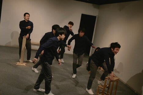 ジョン・スミスと探る演劇「タントンの部屋で」より。