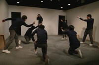 ジョン・スミスと探る演劇「タントンの部屋で」より。