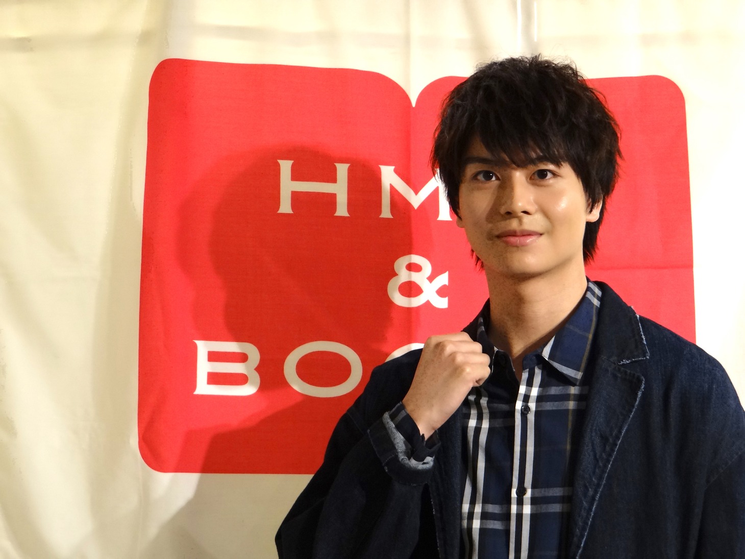 スタイルブック「sincere blue（シンシア・ブルー）」発売記念イベントより、ガッツポーズをする多和田任益。