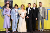 ミュージカル「TOP HAT」囲み取材より、左から朝海ひかる、屋良朝幸、多部未華子、坂本昌行、浅野和之、益岡徹。