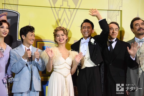 ミュージカル「TOP HAT」囲み取材より、カメラに向かって思い切り手を振る坂本昌行（中央右）と、坂本の勢いに笑う屋良朝幸（左から2番目）、多部未華子（中央左）。