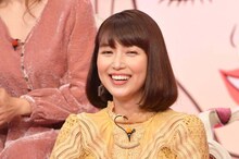 「有田哲平の夢なら醒めないで」より、新妻聖子。(c)TBS