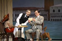 ミュージカル「TOP HAT」より、左から浅野和之演じるベイツ、益岡徹演じるホレス。