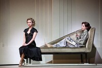 ミュージカル「TOP HAT」より、左から多部未華子演じるデイル・トレモント、朝海ひかる演じるマッジ。