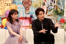 「堂本兄弟2018みんな集まれ！忘年会SP」より、左から生田絵梨花（乃木坂46）、井上芳雄。 (c)フジテレビ