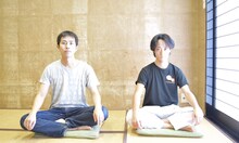 「ともだちが来た」出演者。左から大石英史、本田椋。