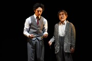 左から首藤康之演じる中年期の本多繁邦、笈田ヨシ演じる老年期の本多繁邦。
