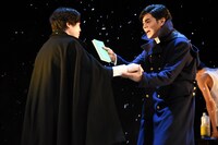 左から大鶴佐助演じる青年期の本多繁邦、東出昌大演じる松枝清顕。