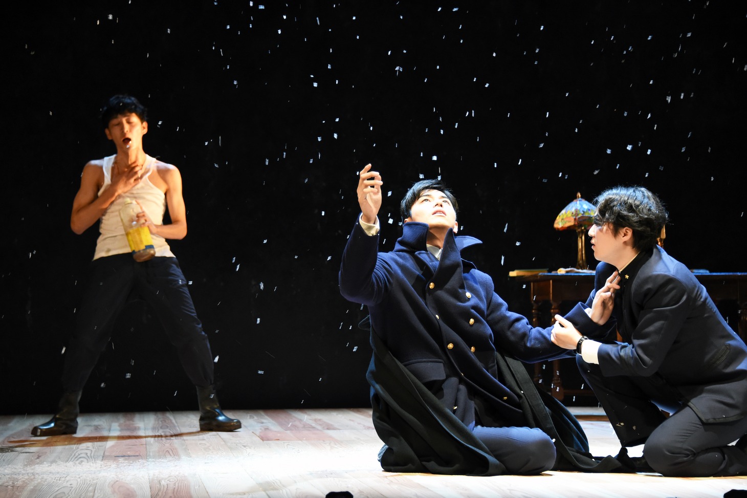 左から上杉柊平演じる安永透、東出昌大演じる松枝清顕、大鶴佐助演じる青年期の本多繁邦。